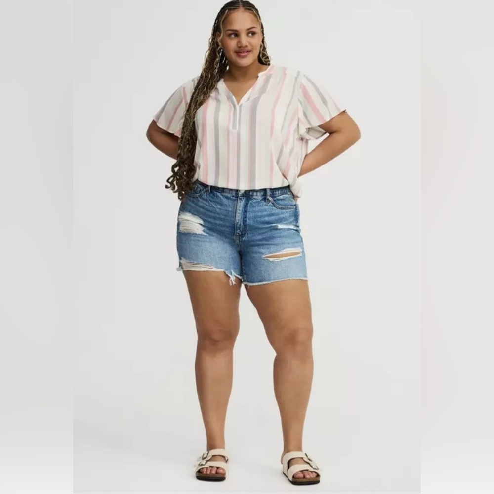 Torrid NWOT 5” Perfect High-Rise Distressed Short